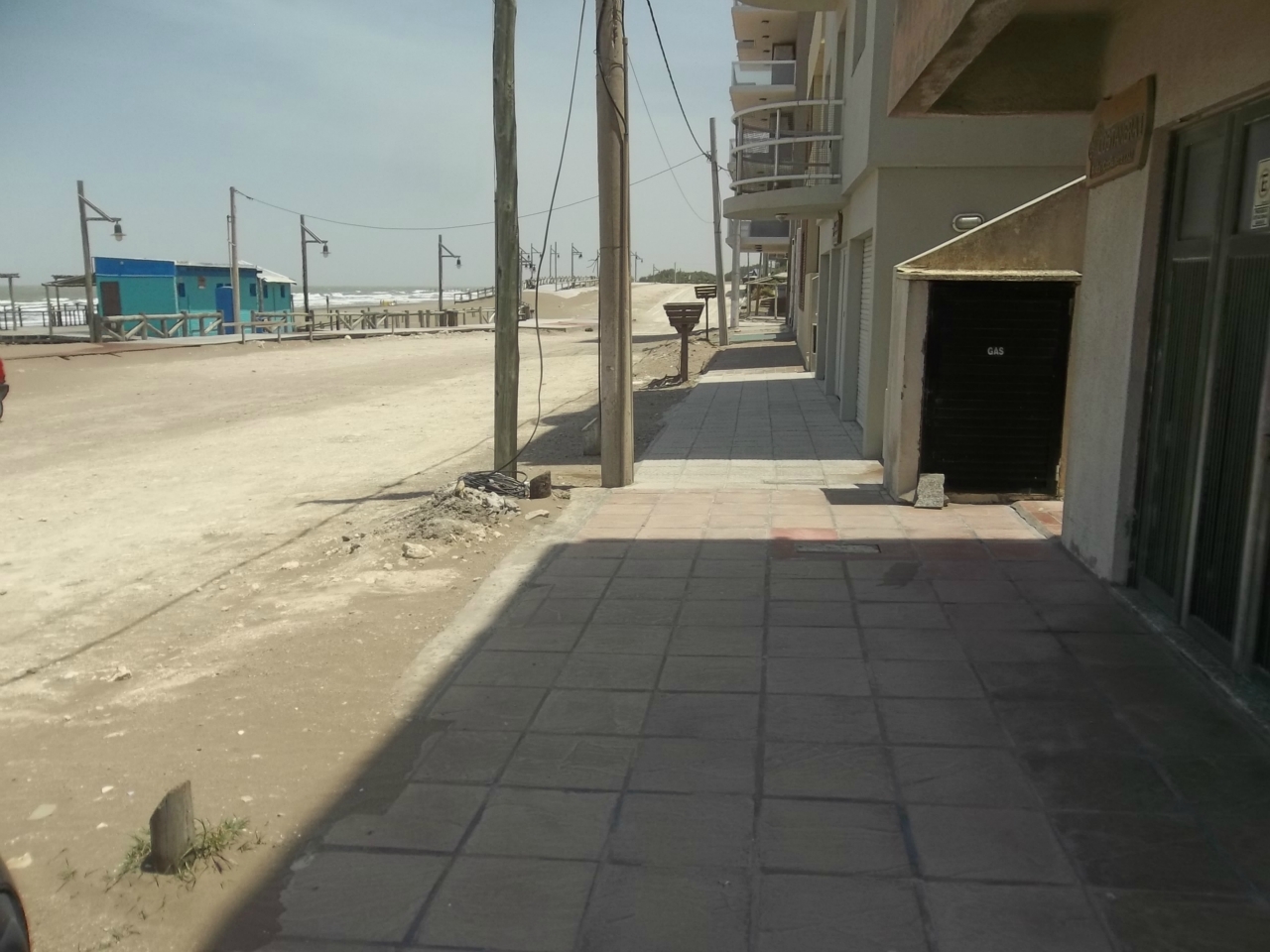 Departamento planta baja edificio frente al mar